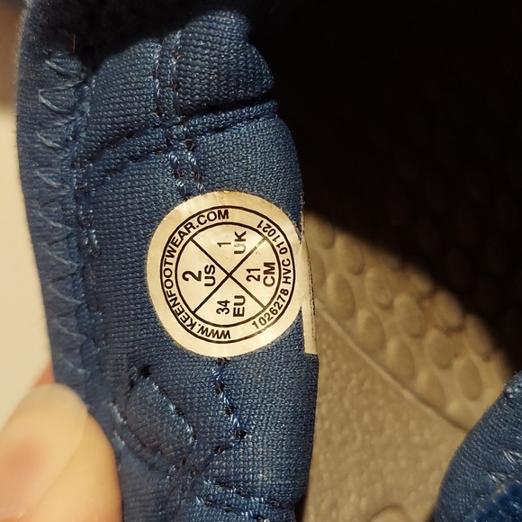 LIKE NEW Keen Boys Size 2 Sandles - Picture 7 of 8